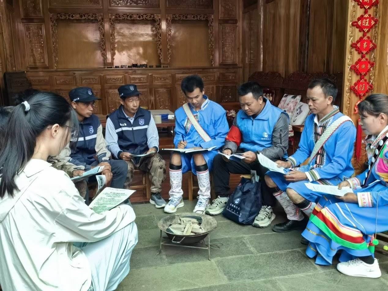 騰沖市猴橋鎮(zhèn)猴橋村國門新村舉辦火塘會。人民網(wǎng)記者 孝金波攝