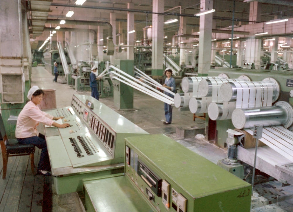 1981年，東北遼陽石油化學(xué)纖維廠抽絲車間一角。新華社發(fā)