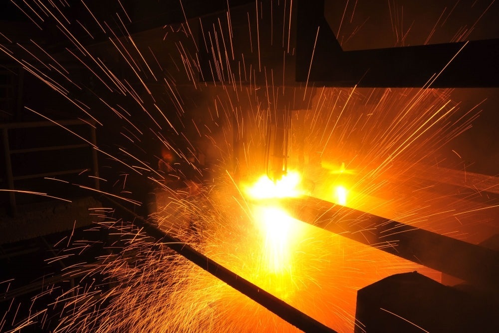 2015年3月10日，東北特鋼集團(tuán)大連基地生產(chǎn)的合金鋼連鑄坯進(jìn)行定尺切割。新華社發(fā)