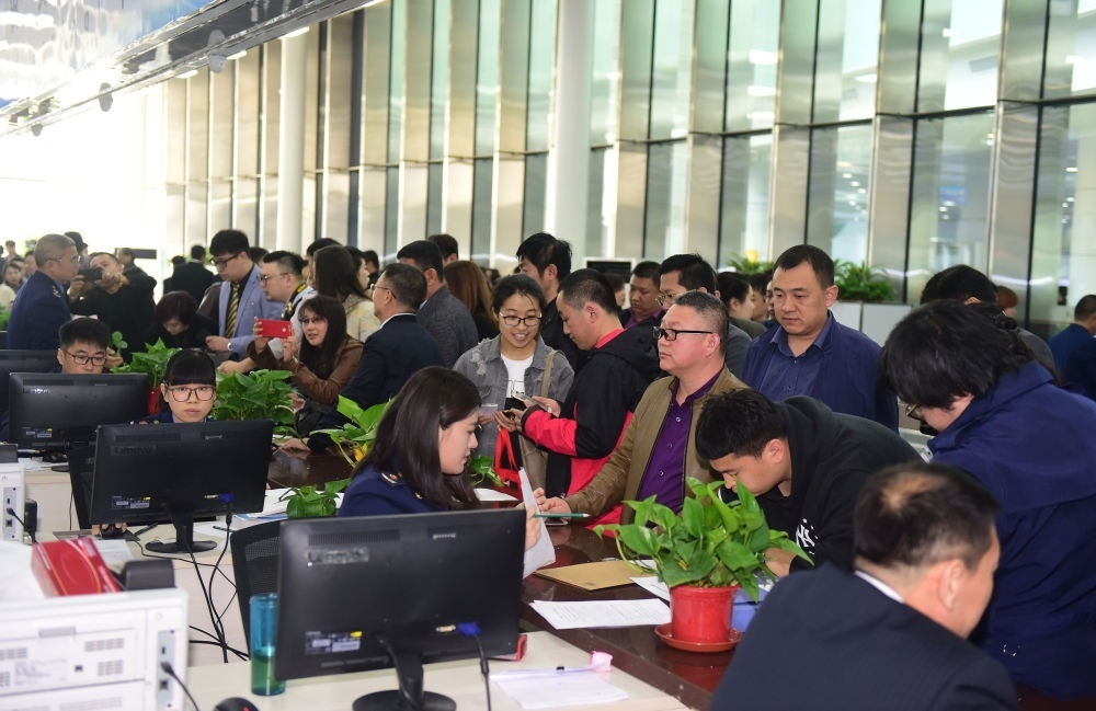 2017年4月10日，中國（遼寧）自由貿(mào)易試驗區(qū)沈陽片區(qū)揭牌當(dāng)日，眾多企業(yè)咨詢注冊。新華社記者楊青攝