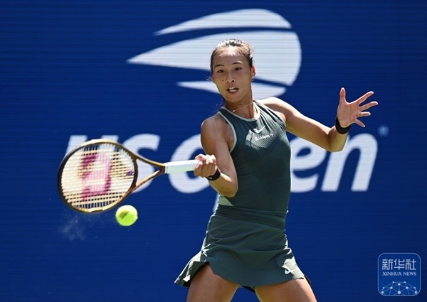 鄭欽文在比賽中回球。新華社記者 李睿 攝