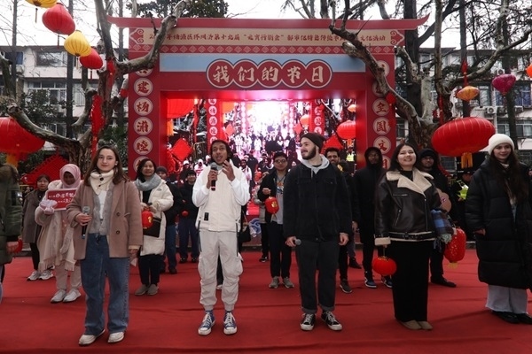 “熊貓叨叨”團隊參加上海四平社區(qū)“元宵行街會”。