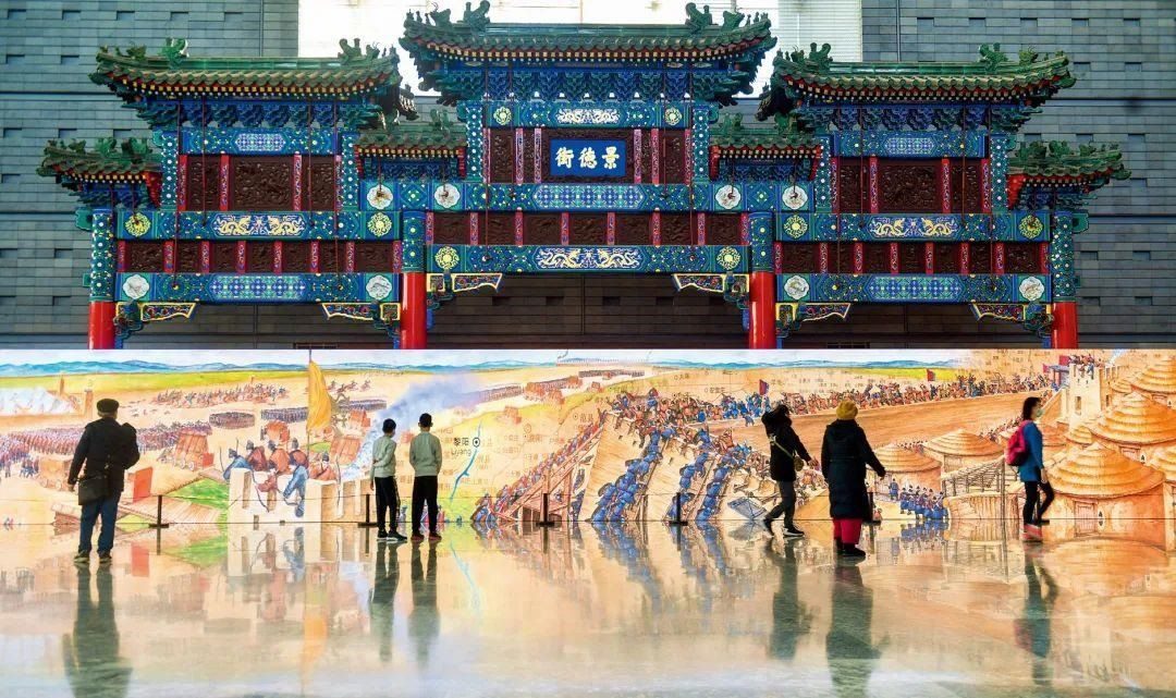 △2022年1月，觀眾在首都博物館參觀“穿越時(shí)空的大運(yùn)河”數(shù)字影像展。