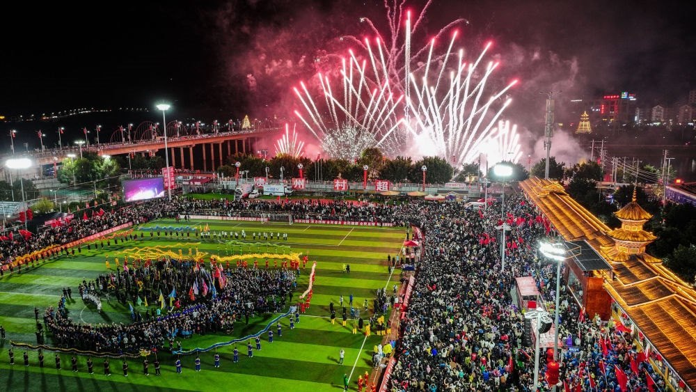 2024全國“村晚”示范展示活動暨貴州“村超村晚”舉行音樂煙花秀表演（無人機(jī)照片，2024年2月3日攝）。新華社記者 劉續(xù) 攝