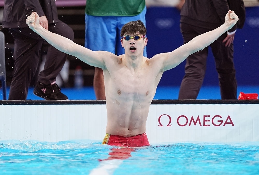 中國選手潘展樂在巴黎奧運(yùn)會游泳男子100米自由泳決賽后慶祝奪冠及打破世界紀(jì)錄（2024年7月31日攝）。新華社記者 杜宇 攝