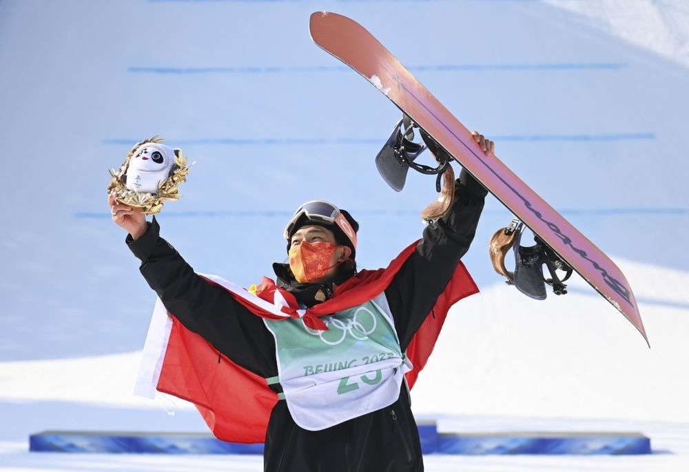 蘇翊鳴在北京2022年冬奧會單板滑雪男子大跳臺決賽奪冠后慶祝（2022年2月15日攝）。新華社記者 黃宗治 攝