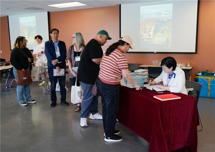 作者顧春芳在活動(dòng)現(xiàn)場(chǎng)簽名贈(zèng)書(shū)。羅先勇攝