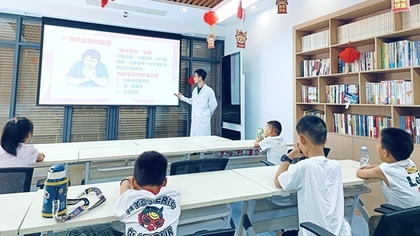 西安交通大學“筑夢醫(yī)心·護佑三農(nóng)”實踐團開展健康科普。校方供圖