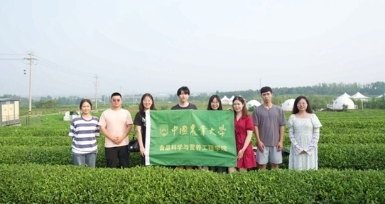 在山東日照，中國農(nóng)業(yè)大學食品學院實踐團就農(nóng)業(yè)生產(chǎn)智能化設(shè)備、肥料選用等問題開展實地調(diào)研，并面向300余名村民陸續(xù)開展4次科普宣講。校方供圖