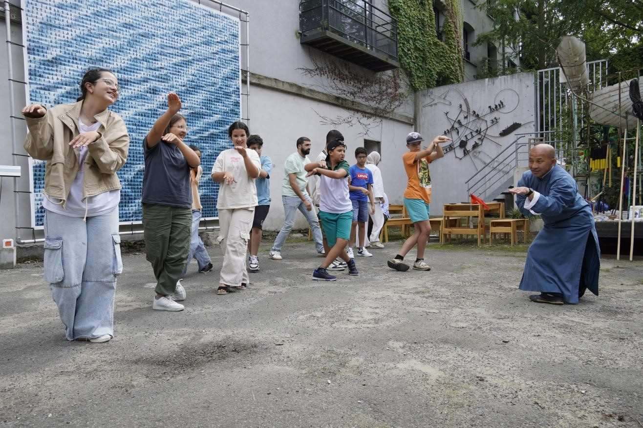 孩子們與魯汶大學(xué)武術(shù)老師，北少林長(zhǎng)拳傳人羅師傅學(xué)習(xí)中國(guó)功夫。比利時(shí)維他命文化傳媒供圖