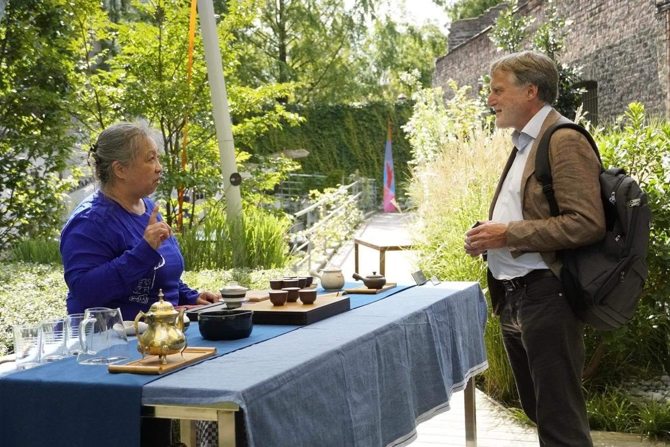 在博物館的戶外花園來(lái)賓品味中國(guó)茶藝。比利時(shí)維他命文化傳媒供圖