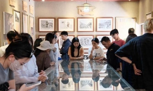 同學(xué)們觀摩文旅設(shè)計(jì)。校方供圖