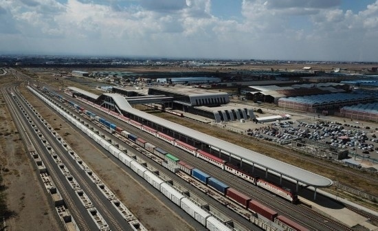 這是2023年9月在肯尼亞首都內(nèi)羅畢拍攝的蒙內(nèi)鐵路內(nèi)羅畢站（無人機照片）。新華社記者 韓旭 攝