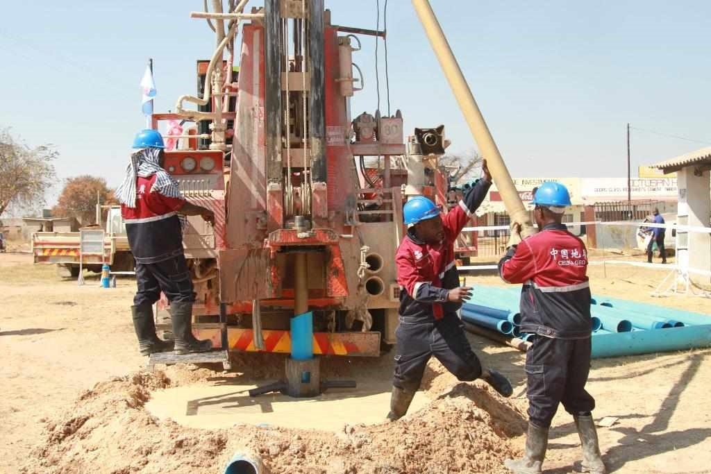 7月22日，工人在津巴布韋東馬紹納蘭省舉行的中國援津巴布韋300口水井項目開工儀式上鉆井。新華社發(fā)