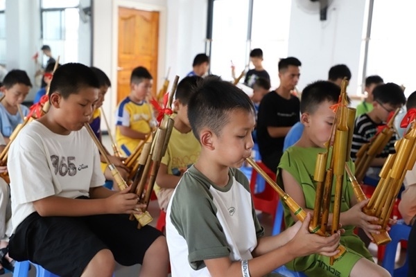 孩子們在學(xué)吹蘆笙。融水縣文化館供圖