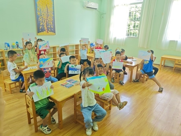 孩子們在公益托管班上畫畫課。莫菲菲攝