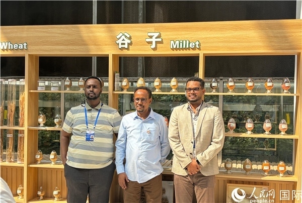 研討班成員在聽取講解后合影留念。人民網(wǎng) 曹欣悅攝