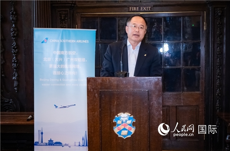 圖為中國駐倫敦旅游辦事處主任張力致辭。人民網(wǎng) 郭錦標(biāo)攝