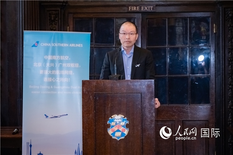 圖為中國南方航空倫敦營業(yè)部總經(jīng)理陳珂致辭。人民網(wǎng) 郭錦標(biāo)攝
