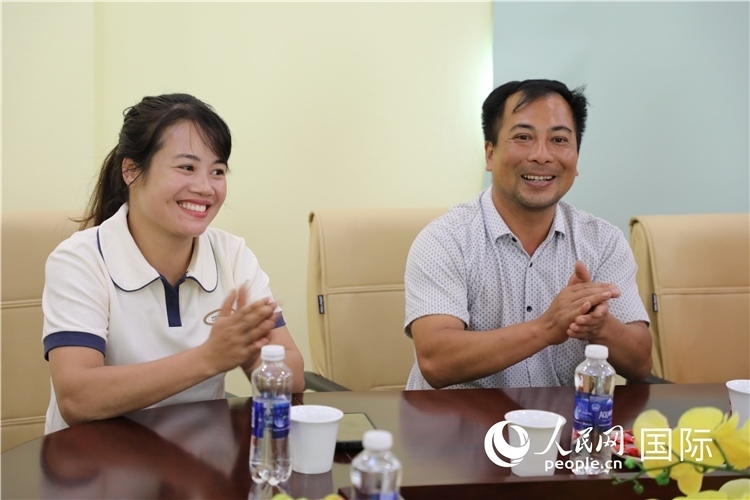 越南沙巴市黃連寄宿制民族小學老師阮氏秋姮、阮文享。人民網(wǎng)記者簡承淵攝