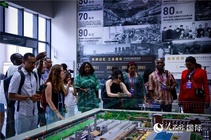 2024“一帶一路”媒體合作論壇聯(lián)合采訪調(diào)研行成員在東郊記憶園區(qū)參觀采訪。本報(bào)記者 伊霄攝