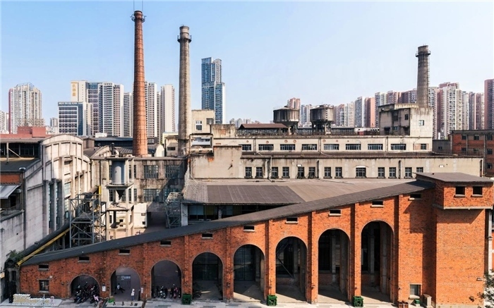 在原成都國營紅光電子管廠舊址上改建而成的東郊記憶園區(qū)南大門。大門既保留了老工業(yè)區(qū)的風(fēng)貌，又融入了現(xiàn)代審美和創(chuàng)意，成為了園區(qū)一大亮點(diǎn)。資料圖片