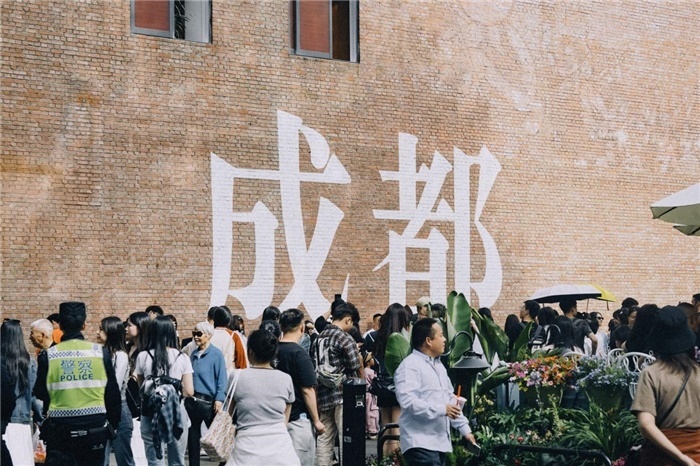 東郊記憶園區(qū)“成都墻”以巨大的“成都”字樣和獨(dú)特的藝術(shù)設(shè)計(jì)成為園區(qū)的網(wǎng)紅打卡地，吸引了眾多游客和市民前來參觀。資料圖片