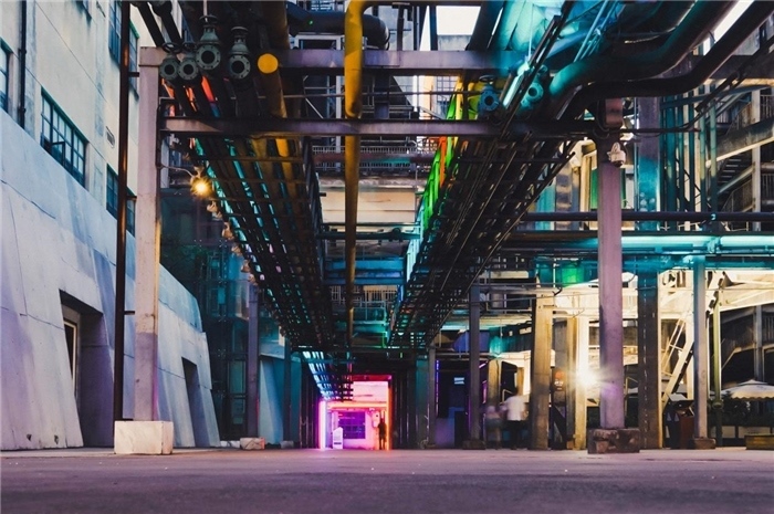 東郊記憶園區(qū)工業(yè)橫街完整地保留了園區(qū)的工業(yè)元素，如工業(yè)煙囪、動力管廊架和水塔等，形成了園區(qū)獨(dú)特的工業(yè)風(fēng)景線。資料圖片