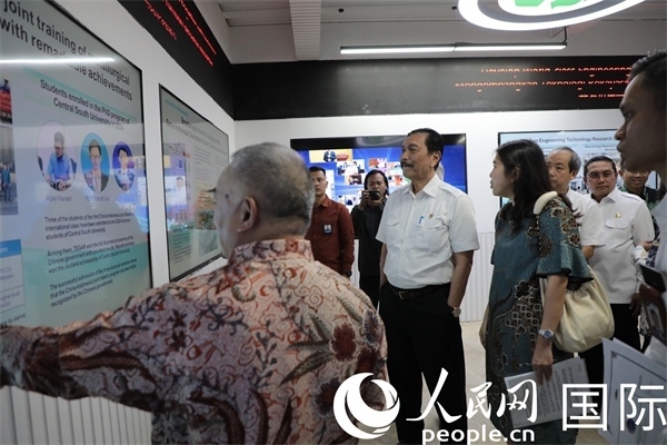印尼對(duì)華合作牽頭人、統(tǒng)籌部長(zhǎng)盧胡特（中）參觀中國(guó)—印尼新能源材料與冶金工程技術(shù)聯(lián)合研究實(shí)驗(yàn)室。人民網(wǎng)記者曹師韻攝