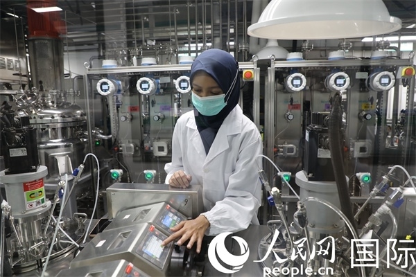 中國(guó)—印尼新能源材料與冶金工程技術(shù)聯(lián)合研究實(shí)驗(yàn)室內(nèi)，研究人員正在工作。人民網(wǎng)記者曹師韻攝