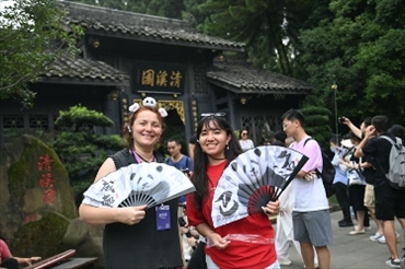 媒體考察團成員在都江堰清溪園合影留念。（陳斌 攝）