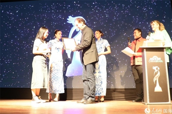 為期4天的第三屆中國(guó)－巴西電影展期間，來(lái)自中巴兩國(guó)的14部參展影片受到巴西電影愛(ài)好者和社會(huì)各界人士好評(píng)，并分別榮獲本次電影展組委會(huì)頒發(fā)的“藍(lán)鸚鵡”獎(jiǎng)。7部最近兩年制作中國(guó)影片參展，其中由《環(huán)球時(shí)報(bào)》文娛新媒體平臺(tái)“環(huán)球時(shí)報(bào)—娛評(píng)”推薦參展的影片《長(zhǎng)安三萬(wàn)里》曾獲得第36屆中國(guó)電影金雞獎(jiǎng)最佳美術(shù)片獎(jiǎng)。圖為當(dāng)?shù)貢r(shí)間8月26日晚舉行的電影展開(kāi)幕式暨“藍(lán)鸚鵡”獎(jiǎng)?lì)C獎(jiǎng)典禮現(xiàn)場(chǎng)。 人民網(wǎng)記者 陳一鳴攝