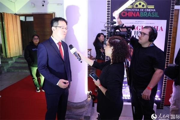 第三屆中國(guó)－巴西電影展主辦方巴西康橋博智文化傳媒公司總經(jīng)理陳翔廣在接受媒體采訪(fǎng)時(shí)表示，希望通過(guò)中巴電影展這個(gè)平臺(tái)促進(jìn)兩國(guó)文化交流，把更多的中國(guó)影視作品引進(jìn)巴西。人民網(wǎng)記者 陳一鳴攝