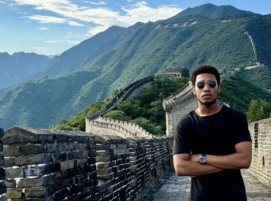 8月28日，尼日利亞青年阿米爾·阿希姆在慕田峪長城留影。新華社發(fā)（清華大學(xué)供圖）