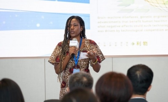 8月29日，在第二屆清華國際青年對話論壇活動上，來自烏干達(dá)的媒體人詹尼弗·阿西姆韋分享中國之旅的感悟。新華社發(fā)（畢尚宏攝）