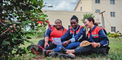在肯尼亞內(nèi)羅畢，非洲之星鐵路運(yùn)營(yíng)公司工電部電子設(shè)備檢修工區(qū)工長(zhǎng)陳玲（右）在休息時(shí)教學(xué)員唱中文歌曲（2023 年 5 月 23 日攝） 王冠森攝 / 本刊