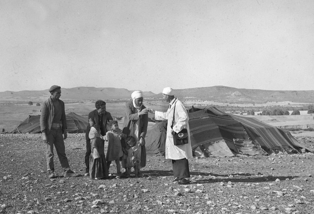 1965年，一名中國援阿爾及利亞醫(yī)療隊醫(yī)生（右一）在阿爾及利亞賽伊達省為牧民診治。