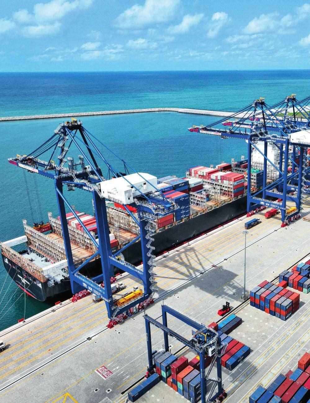 由中國(guó)港灣工程有限責(zé)任公司承建的尼日利亞萊基深水港位于中尼合作建設(shè)的拉各斯萊基自貿(mào)區(qū)內(nèi)，是尼日利亞首個(gè)現(xiàn)代化深水港和最大港口。圖為一艘貨輪在尼日利亞拉各斯萊基深水港裝卸集裝箱（2024 年 3 月 11 日攝）萊基港公司供圖