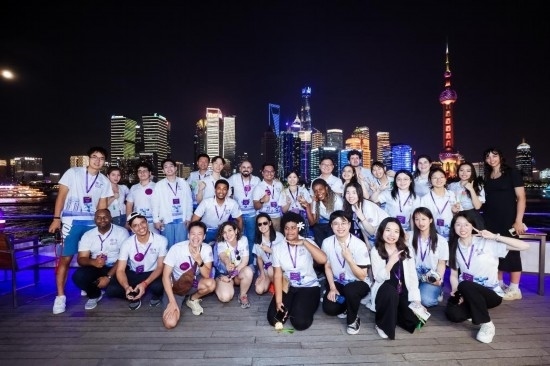 8月21日，中外青年在上海參觀時合影留念。新華社發(fā)（清華大學(xué)供圖）