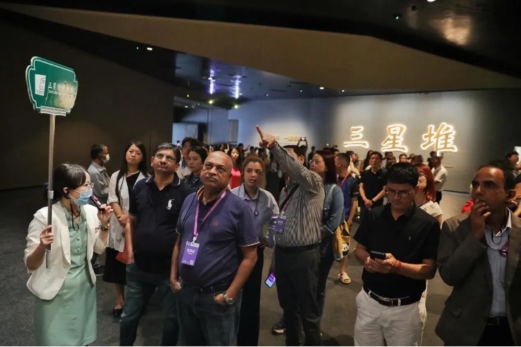 8月31日，亞洲媒體考察團參訪三星堆博物館?！吨袊?jīng)濟周刊》記者肖翊攝