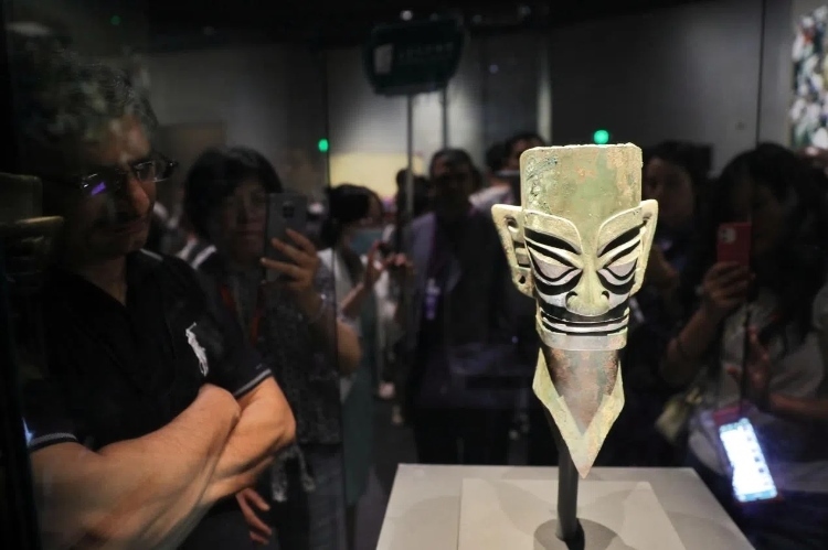 8月31日，亞洲媒體考察團參訪三星堆博物館?！吨袊?jīng)濟周刊》記者肖翊攝