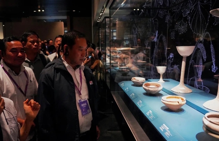 8月31日，亞洲媒體考察團參訪三星堆博物館。左一為老撾博利坎賽省新聞文化旅游廳廳長頌通·威本康?！度嗣袢請蠛Ｍ獍妗酚浾邌逃顢z