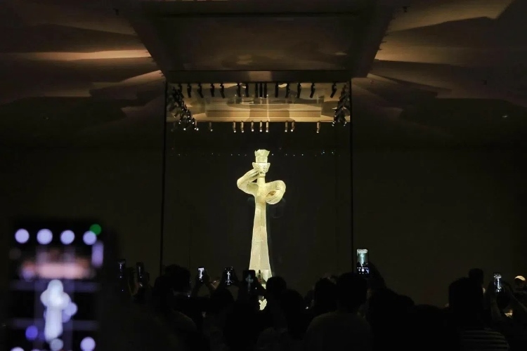 8月31日，亞洲媒體考察團參訪三星堆博物館?！吨袊?jīng)濟周刊》記者肖翊攝