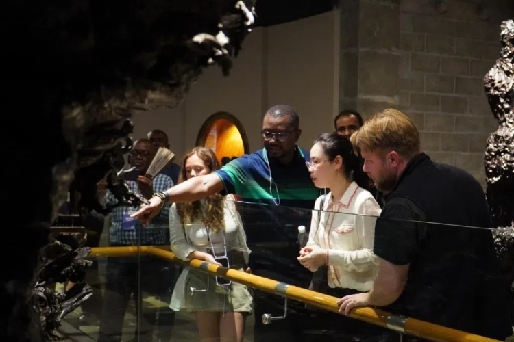 2024“一帶一路”媒體合作論壇聯(lián)合采訪調(diào)研行成員在樂山烏木文化博覽苑調(diào)研采訪。人民網(wǎng)記者 趙祖樂攝