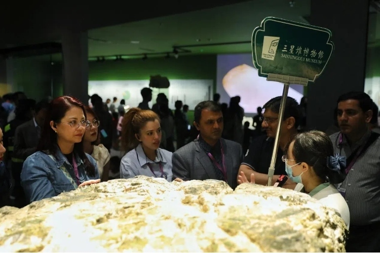 8月31日，亞洲媒體考察團參訪三星堆博物館。左一為馬來西亞《星報》首席商務(wù)官莉迪婭·王。《中國經(jīng)濟周刊》記者肖翊攝