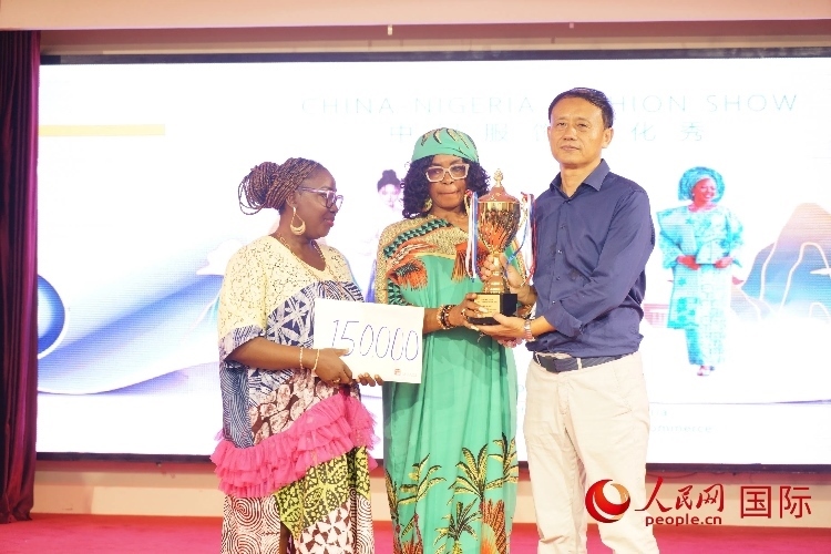 中國駐尼日利亞使館文化參贊兼中國文化中心主任李旭大（右）為最佳表現(xiàn)獎頒獎（中）。人民網(wǎng)記者 姜宣攝