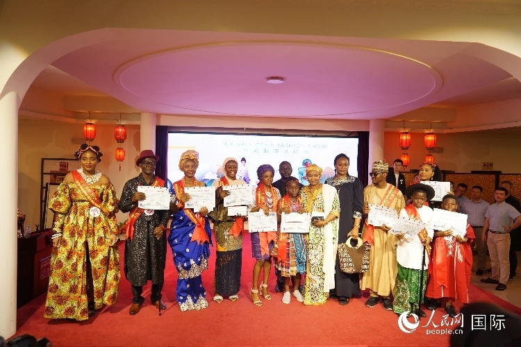 中尼服飾文化秀尼日利亞十佳模特獎。人民網(wǎng)記者 姜宣攝