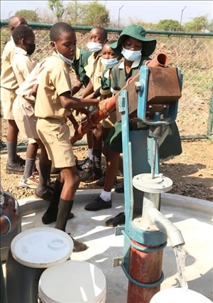 △2021年11月，在津巴布韋南馬塔貝萊蘭省省會關(guān)達的塞農(nóng)多小學(xué)，學(xué)生從中國援建水井里打水。