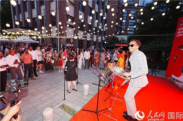 來(lái)自特多的藝術(shù)家在慶祝儀式上表演特多鋼鼓。人民網(wǎng)記者 趙益普攝