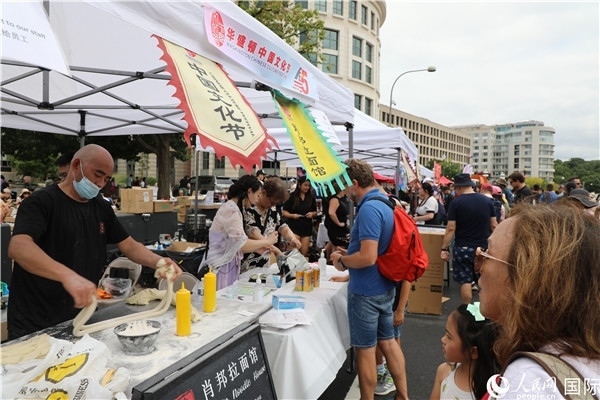 3、活動(dòng)現(xiàn)場(chǎng)設(shè)置了眾多展臺(tái)。 人民網(wǎng)記者 李志偉攝